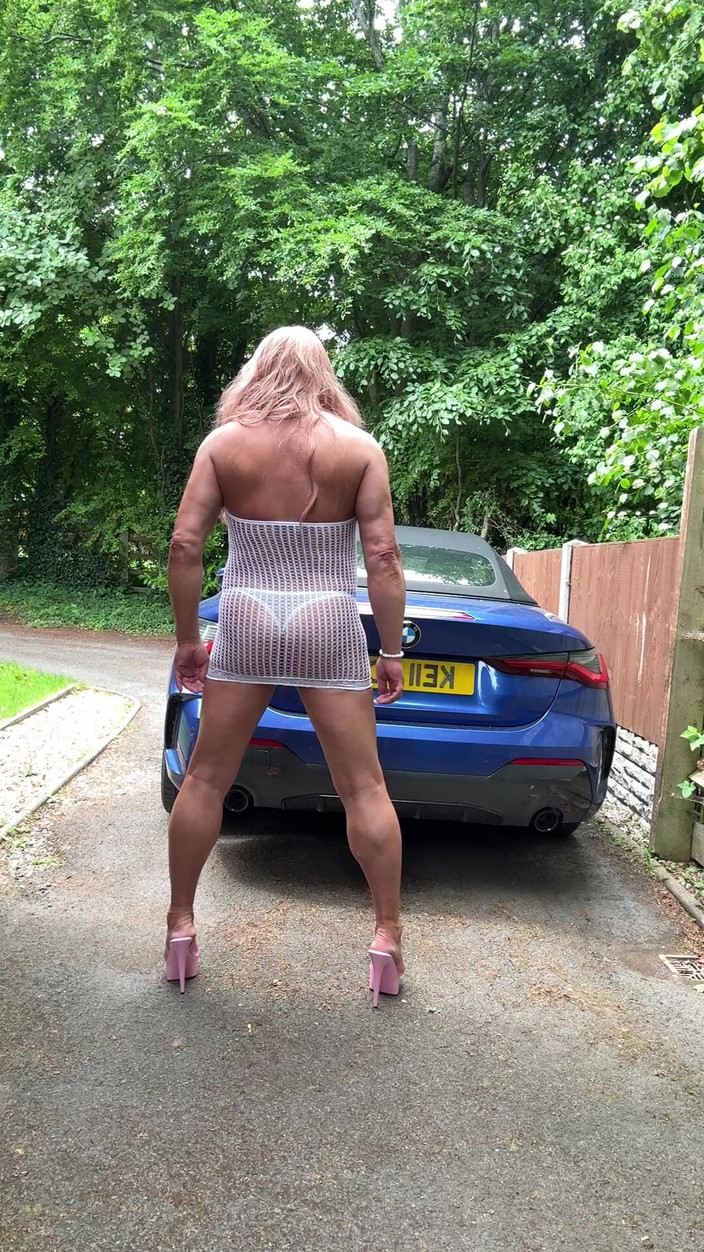 Kellycd2022: 穿着白色紧身渔网连衣裙和高跟鞋的性感 Crossdresser Kellycd2022