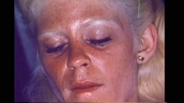 Vintage megastore: Dubbele penetraties en cumshots voor mooie jonge blondines vintage (volledige film)