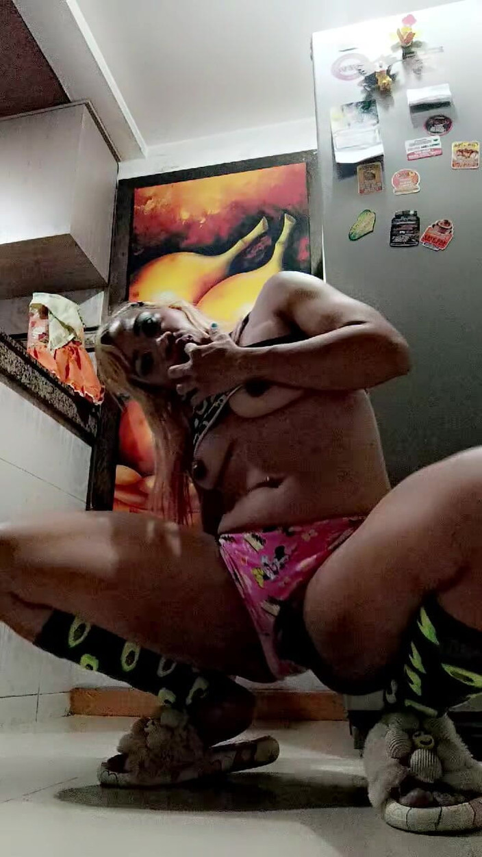 Barbychocolat: Cewek sange dengan tubuh aduhai ini ngocok kontolku sampai matanya...