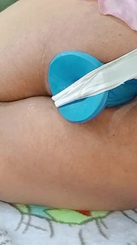 Zwei enorme spielzeuge lassen meinen engen kleinen schwanz weit offen und es tut sehr weh, aber ich liebe es