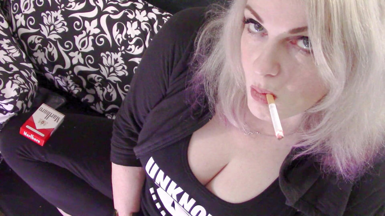 Smoke Temptress Annie Vox - Smoking Fetish: Марлборо ред в танку і балахоні