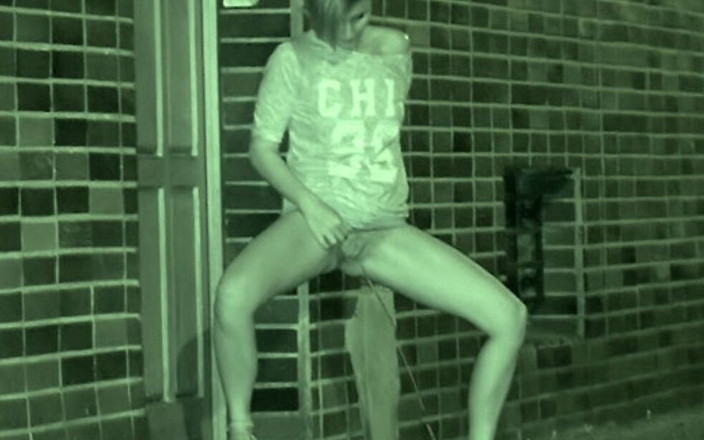 Puffy Network: Kızların işemeye geldiği Got2Pee şelalesi