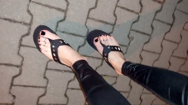 Heelex: Un amant sexy des pieds lors d’une promenade nocturne