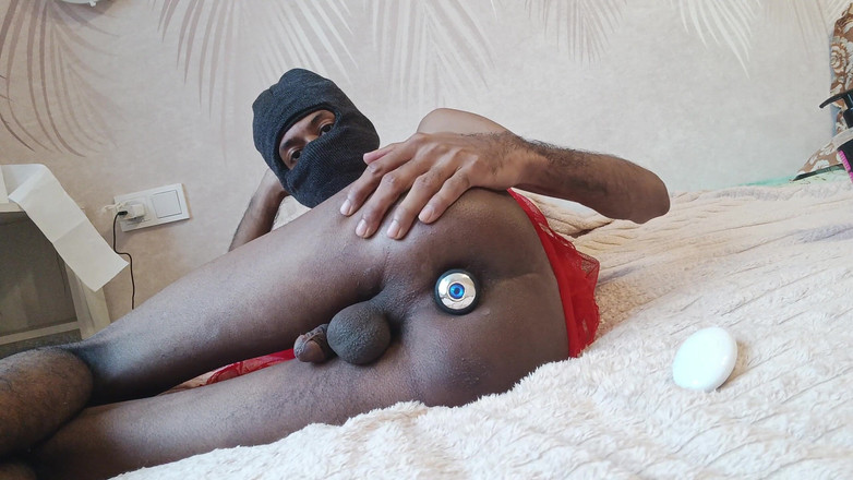 ThorSagor: Bengalese crossdreeser-homo-jongen stopte een kontplug en neemt meerdere trillingen en...