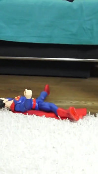 Super-homem esmaga! Cruel Reell esmaga superman simbolicamente por All Men!