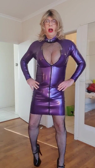 Rachel Latex: Rachel struts in latex and D tits