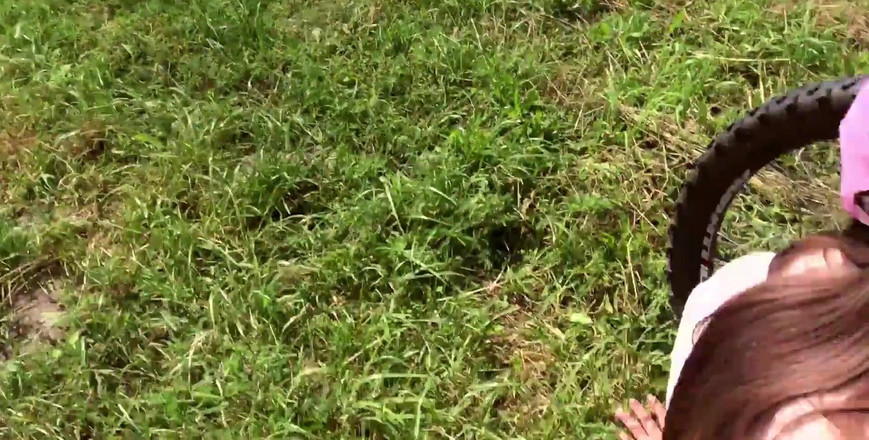 Erica Sweet: Aku ngentot sepeda ke alam terbuka dan aku ngentot dia...