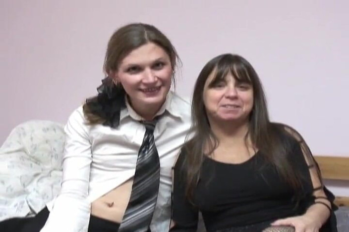 Radical Lesbian: ภรรยาสาวใหญ่กับสาวมหาลัยผอมบางหน้าอกเล็ก - เลสเบี้ยนมือสมัครเล่น