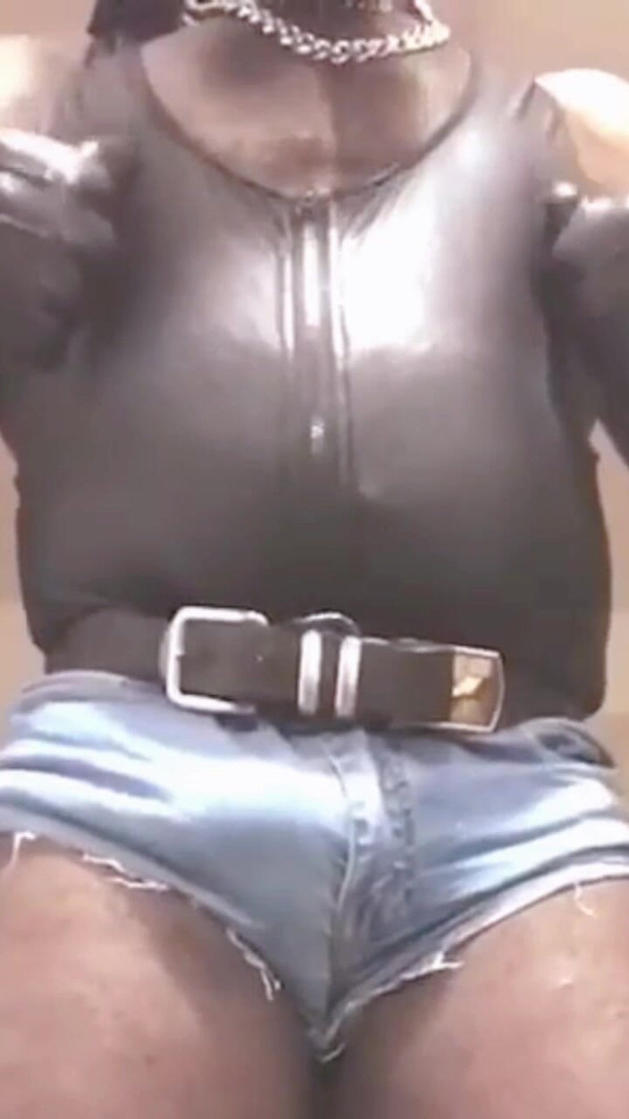 Black mature kinky muscle: Sexig svart kroppsbyggare prestanda i redskap och stor styv kuk...