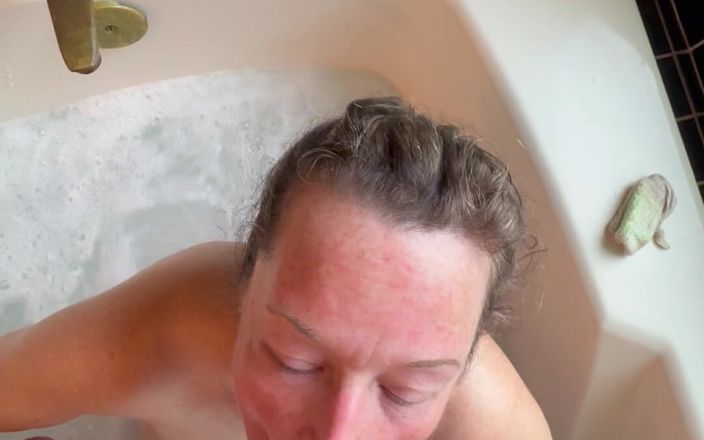 Bonewizzard69: Bonemaiden älskar att leka i badkaret