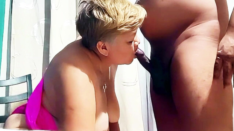 Milfta boohot: Stará babička jezdí na péru svého zvráceného mladého milence, když...