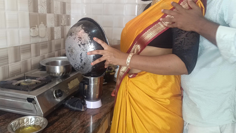 Palani69: घर की नौकरानी किचन में चुदाई