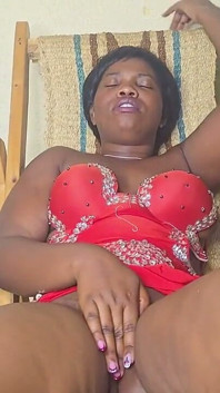 Honey African babe potrzebuje partnera, który zawsze sama palcami