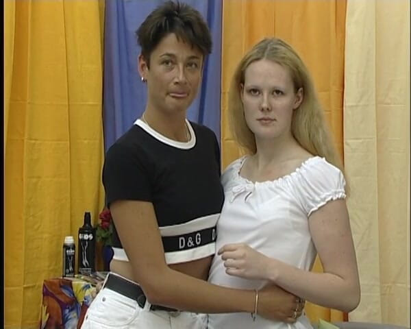 YOUR FIRST PORN: Гарячий поцілунок і оргазм з Анджа і Сенді