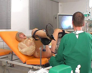 Rubber & Clinic Studio - 1ATOYS: 奇怪的肛门检查