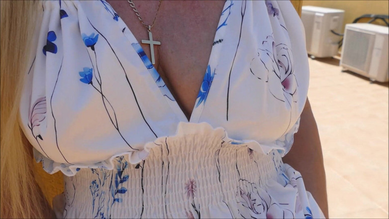 Natalie K: Pervers expunere de degete în aer liber și joc anal cu fundul întins și...