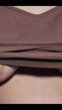 我透过我的T恤抚摸我的天然巨乳