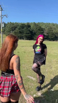 Zwei goths verzweifelt nach einem natursekt
