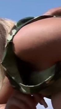 Blondes küken wird im freien gepflügt