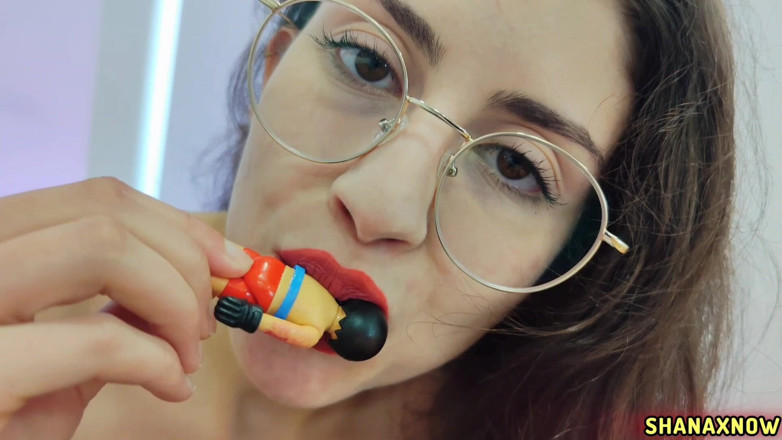 Shanaxnow: Fetisch Playmobil figurine uvula von riesin gegessen