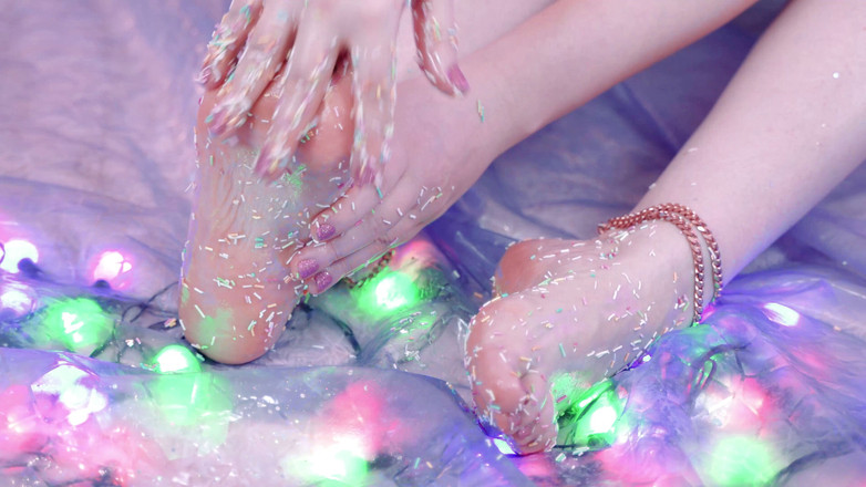 Arya Grander: Leckerer fußfetisch und essensfetisch in einem! Candy füße größe 10 entspannen...