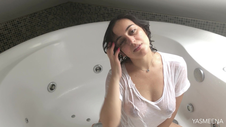 Yasmeena Ali: Sprchové svádění s roztahováním kundičky a zadku