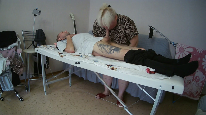 Zona901: Svärmor suger och runkar av min kuk på massagebordet och...