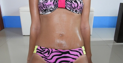 MissAnja_FH: Ketiak dan tubuh berbulu berkeringat dengan bikini. Kamu mau crot...