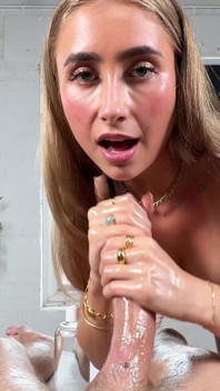 Lily Phillips Radostná masáž škádlení olejem se promění v reverzní cowgirl creampie