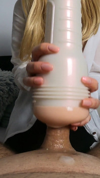 天然奶子熟女用fleshlight给我打手枪。我射了两次