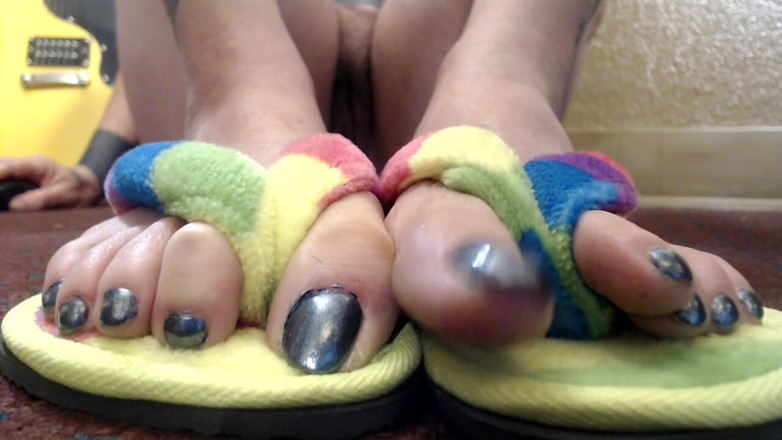 Abby Anna: Closeup toe wiggling flip flops nude