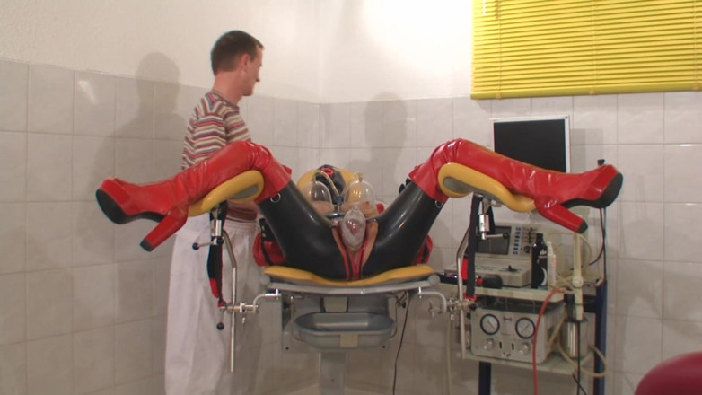 Rubber & Clinic Studio - 1ATOYS: Bizarní vakuová pumpa v gumě