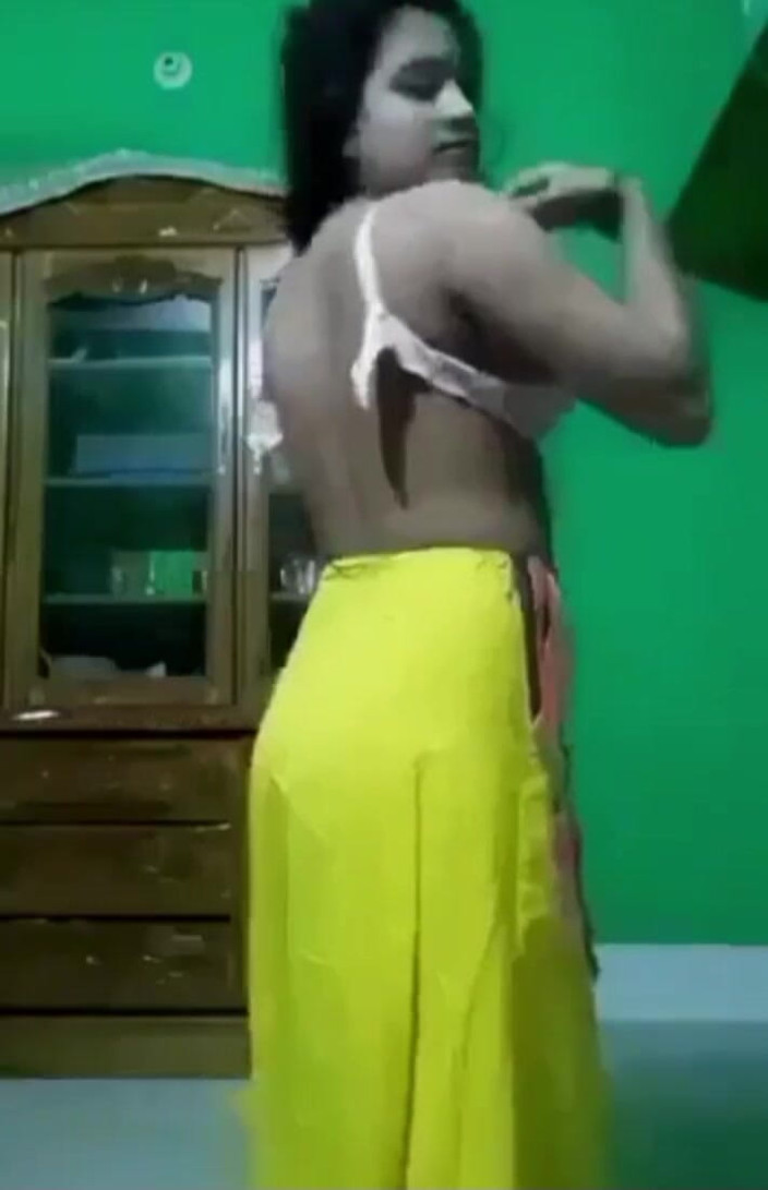 DeshiHubBuzz: Deshi Girl은 Saree와 젖탱이를 보여줘