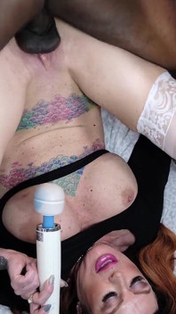 Dripdropprod: Nina Lakes je milf mrdková děvka, která je stále bušena po přijetí nákladu !!