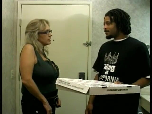 First Black Sexperience: Ragazzo nero che lavora come consegna della pizza fornisce servizi...