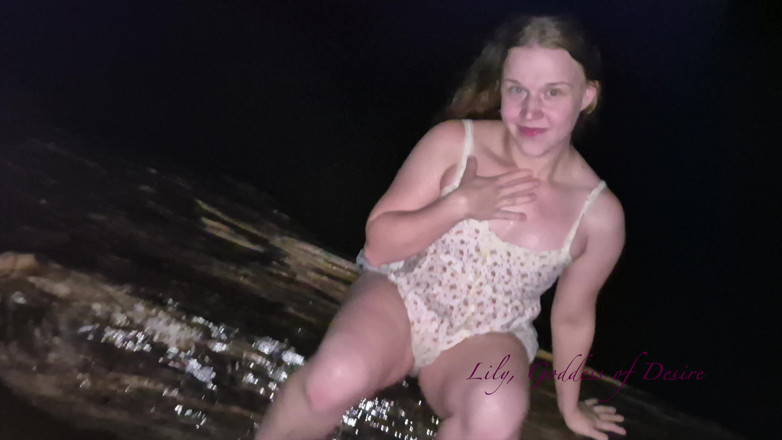 Lily, Goddess of Desire: Erstaunlich sexuelle Wassernymphe verführt dich mit ihrem Körper