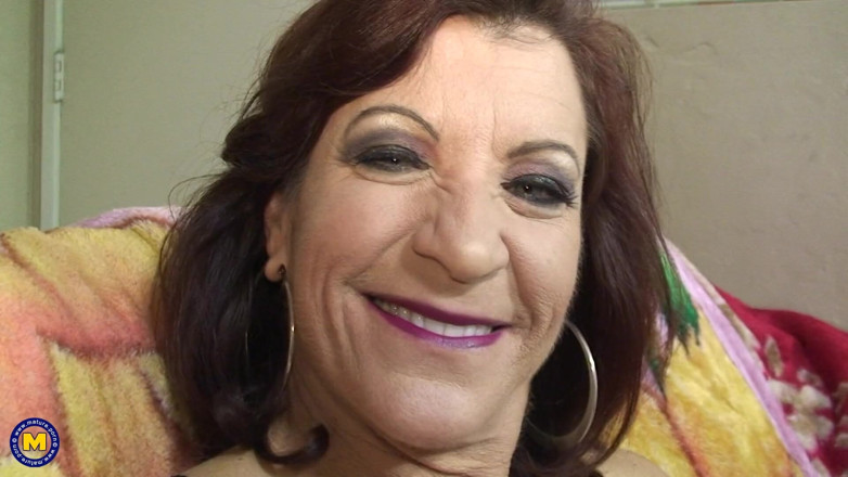 Mature NL: Amatoare matură cu sex interrasial