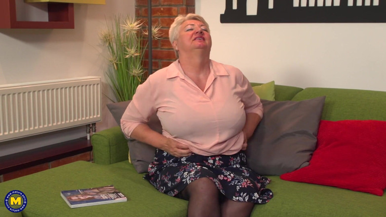Mature NL: Velký zadek babičky Astrid prstí její zralou kundičku na pohovce