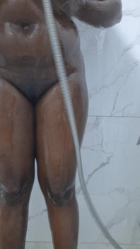 私は激しくセックスするために自分のアソコを洗うのが大好きです