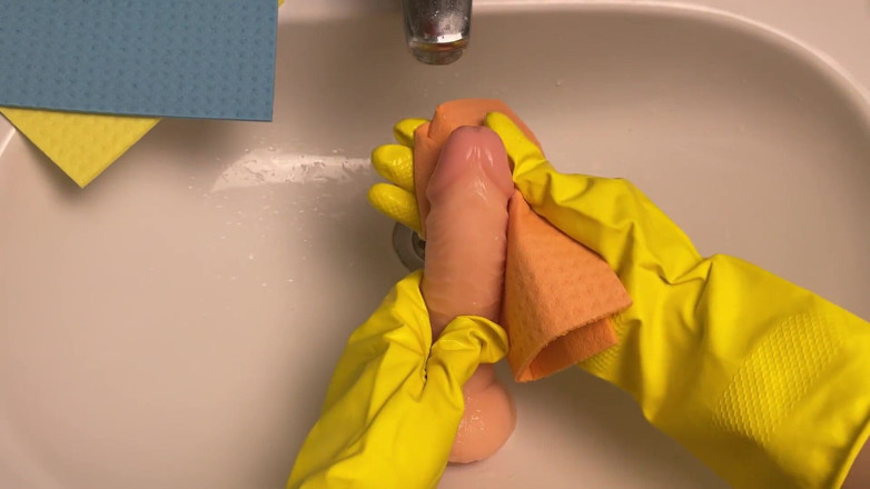 Cherryonthecake231: Dona de casa gostosa lava vibrador depois de sua buceta