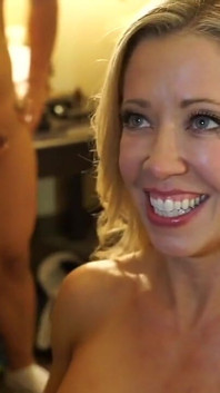 Mandy Monroe的第一次群交和颜射