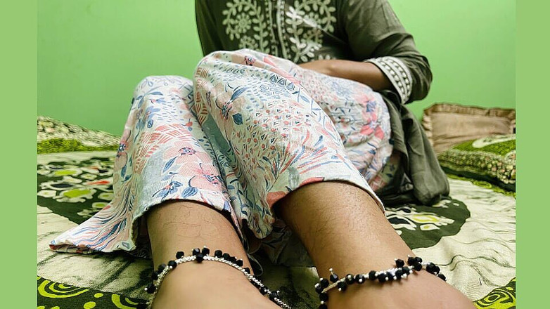 Riya Chowdhury: Il succo versato dalla signora sexy nella sua figa rosa