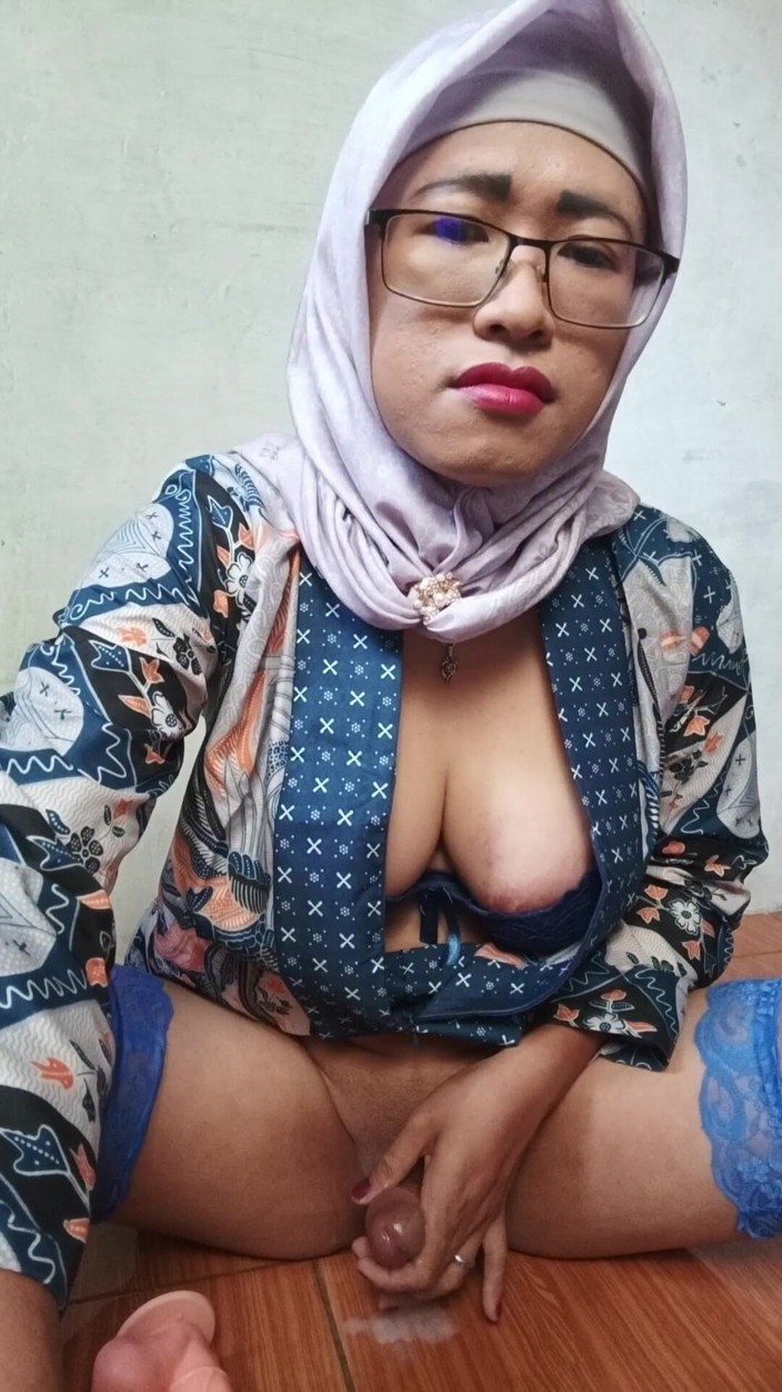 Mitha Zhe: Shemales si cewek berhijab dengan kontol besar lagi asik masturbasi...