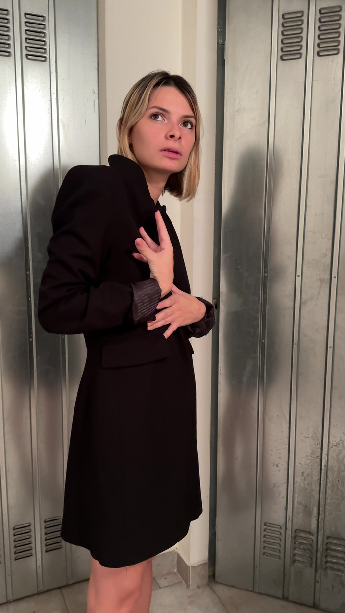 Tommy e Annika: 地下室で半裸の隣人を見つけ、助けようと申し出ました。夫が家で待っている間に、彼女はセックスされる