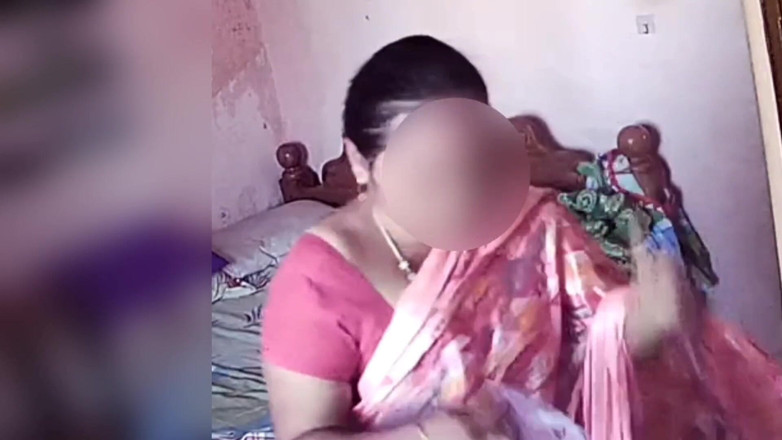 Black & white desicat: Desi zia dal seno grande