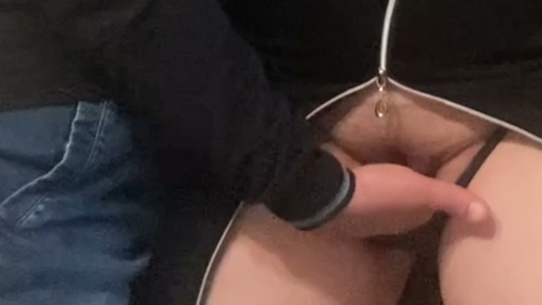 Niki studio: Memekku di-fingering sama orang asing di kereta bawah tanah
