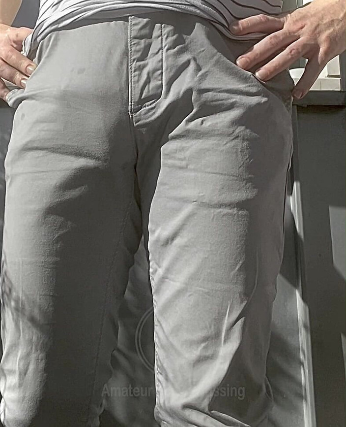 AmateurBoysPissing: Jules Мочит Его Серые Штаны И Выставляет Напоказ Его Полу-твердый Член Через Брюки