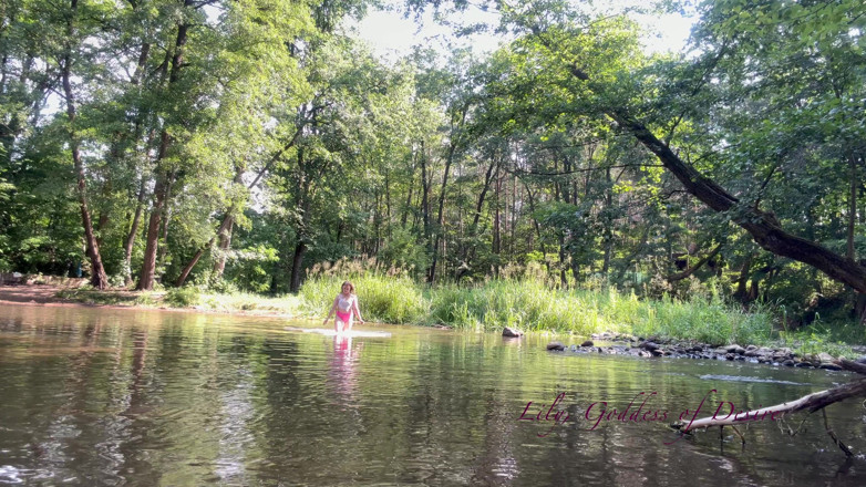 Lily, Goddess of Desire: Süßer Teenager im Kostüm spielt im Fluss wie im Schwimmbad