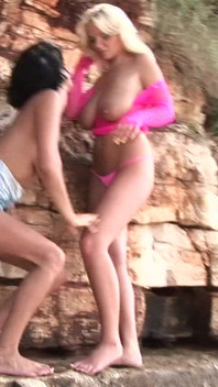 Busty lesbijek z dużym wibratorem na zewnątrz