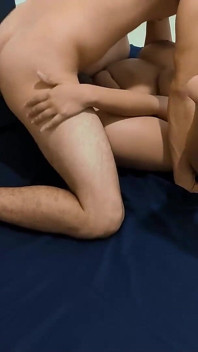 Kırmızı iç çamaşırı, ateşli makyaj ve dağınık bir yüze boşalma